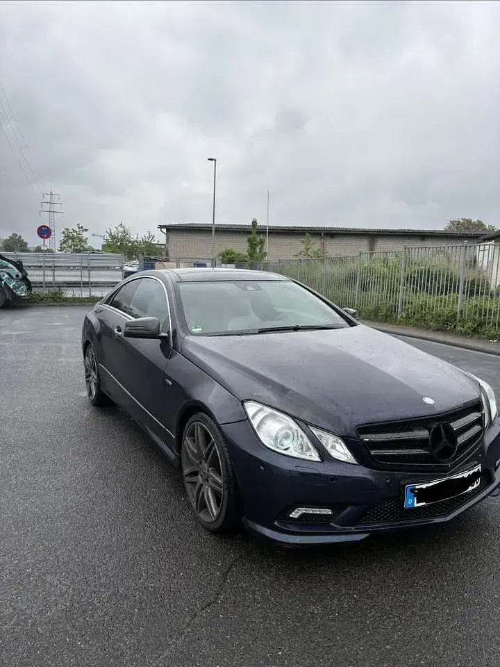 Gebraucht Mercedes E250 204 PS (150 kW) 2011 Blau Coupé
