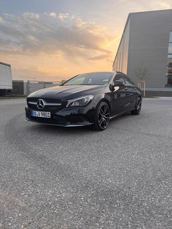 Schwarz Gebraucht 2017 Mercedes CLA180 Urban Limousine | 16.999 € (Etwas zu teuer) - Bild 1/4