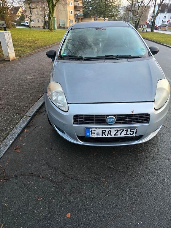 Grau Gebraucht 2007 Fiat Punto Active Limousine | 950 € (Superpreis) - Bild 1/4