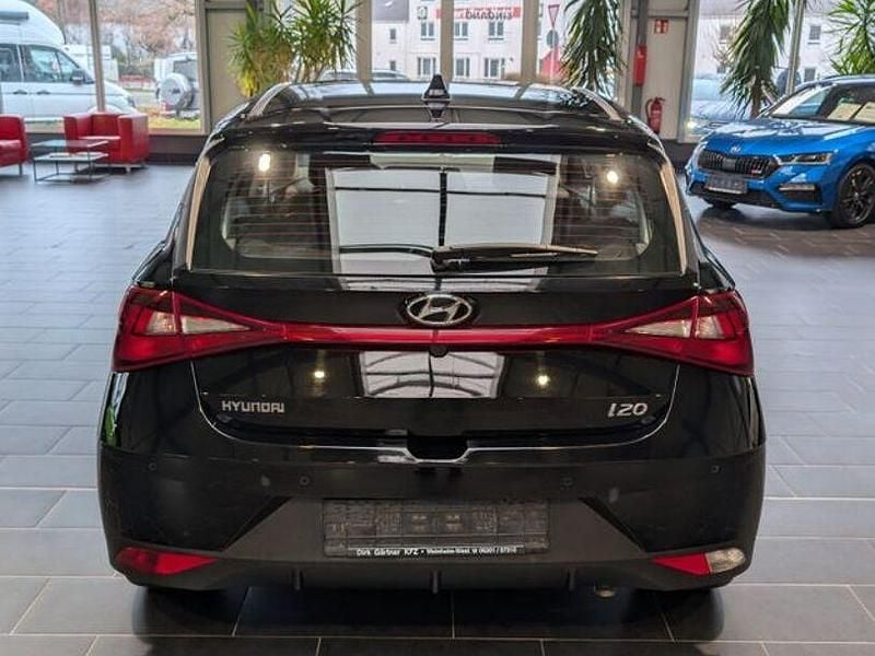Gebraucht Hyundai i20 Trend 101 PS (74 kW) 2024 Schwarz Limousine