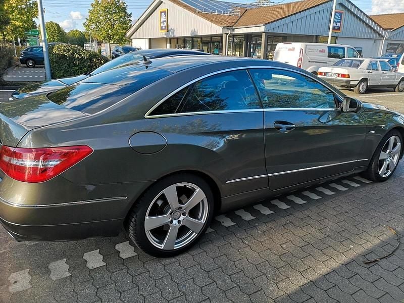 Gebraucht Mercedes E350 231 PS (169 kW) 2010 Beige Coupé