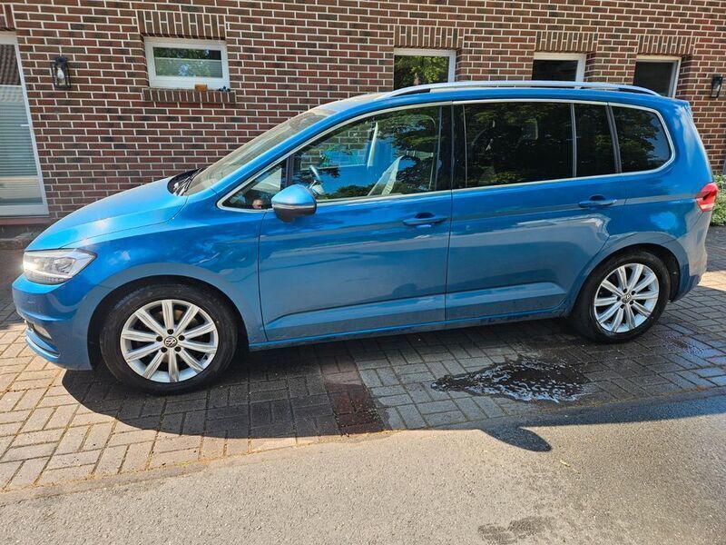 Blau Gebraucht 2016 VW Touran Highline Van / Kleinbus | 21.850 € (Fairer Preis) - Bild 1/4