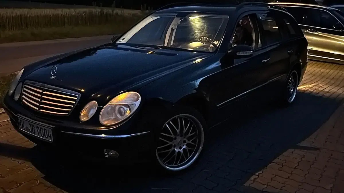 Gebraucht Mercedes E240 Elegance 177 PS (130 kW) 2004 Schwarz Kombi