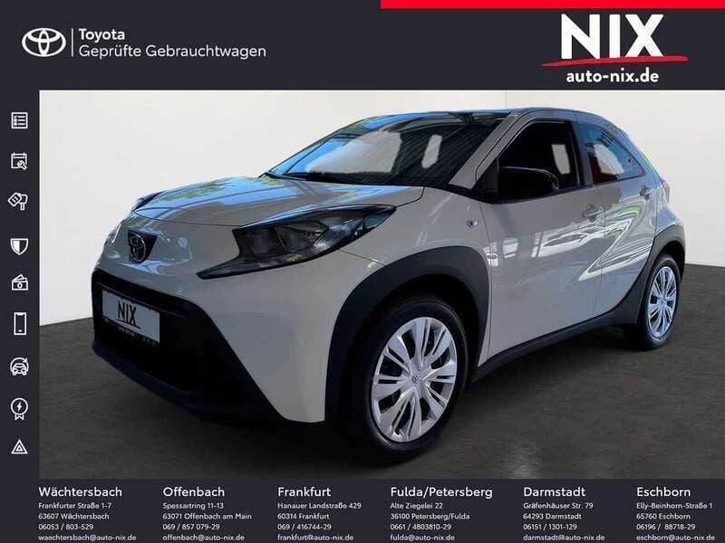 Schneeweiß Gebraucht 2024 Toyota Aygo Business Edition Kleinwagen | 16.790 € (Etwas zu teuer) - Bild 1/4