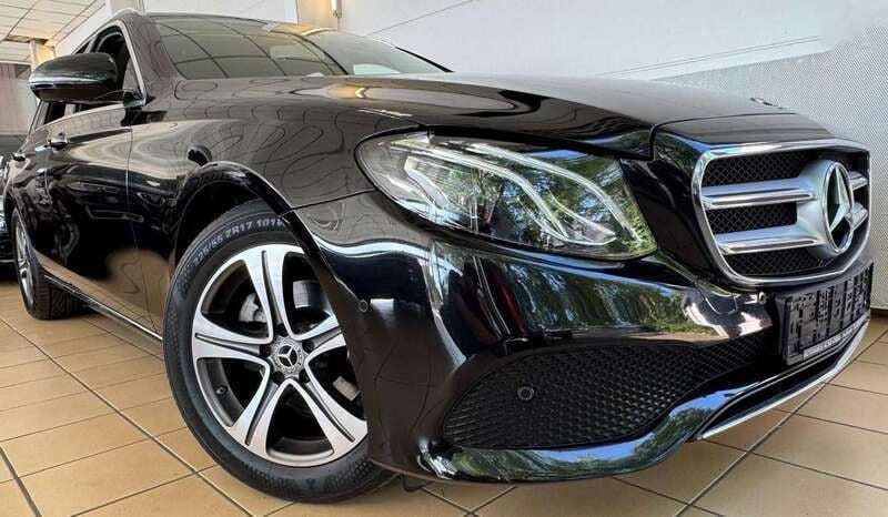 Obsidianschwarz metalliclack Gebraucht 2018 Mercedes E220 Avantgarde Kombi | 25.490 € (Fairer Preis) - Bild 1/4