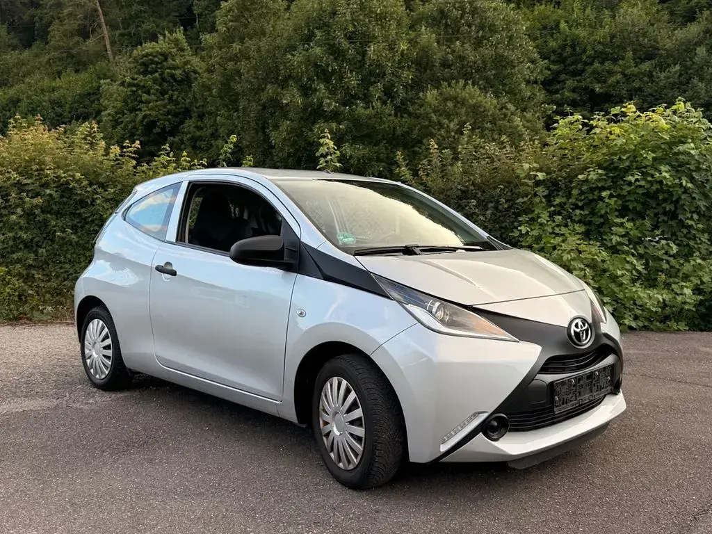 Gebraucht Toyota Aygo 69 PS (50 kW) 2017 Silber Kleinwagen