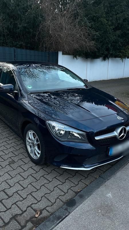 Blau Gebraucht 2017 Mercedes CLA180 Limousine | 10.999 € (Superpreis) - Bild 1/4