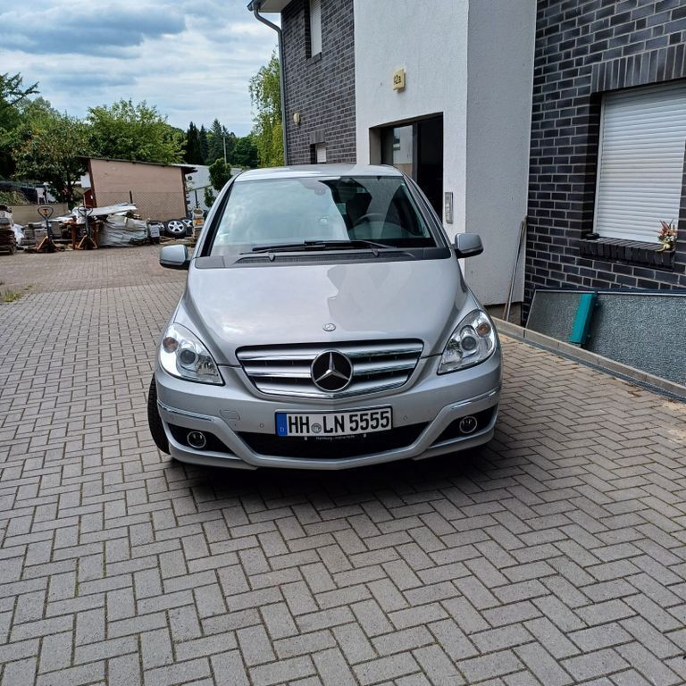 Grau Gebraucht 2011 Mercedes B180 Van / Kleinbus | 6.499 € (Fairer Preis) - Bild 1/4