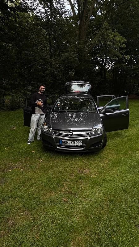 Grau Gebraucht 2010 Opel Astra Kombi | 1.900 € (Guter Preis) - Bild 1/4