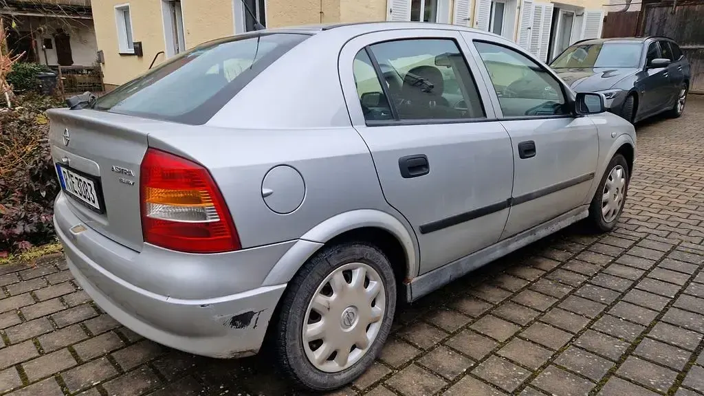 Gebraucht Opel Astra 101 PS (74 kW) 2000 Silber Limousine