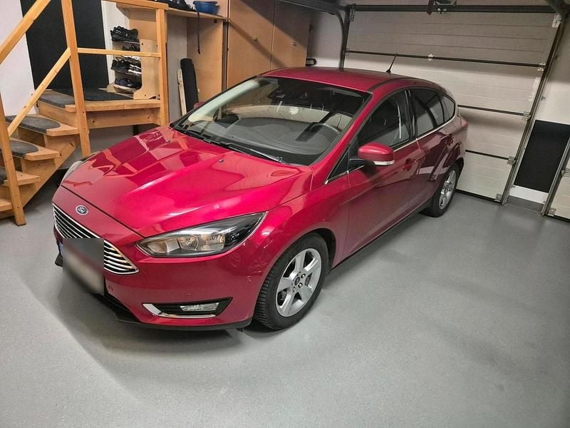Rot Gebraucht 2018 Ford Focus Titanium Limousine | 9.900 € (Superpreis) - Bild 1/4