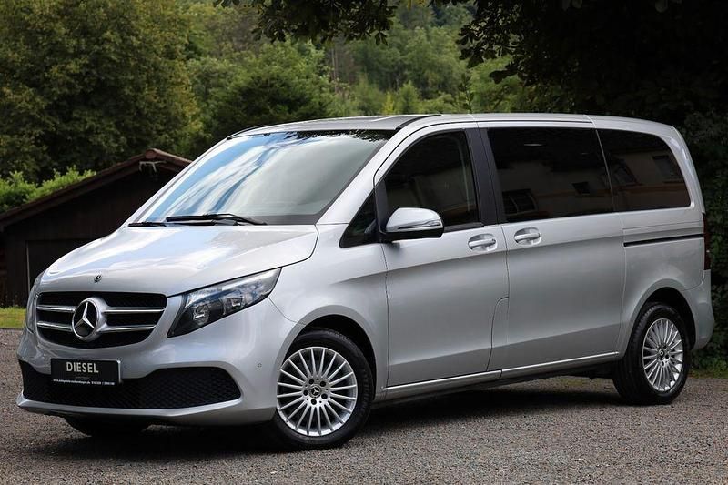 Silber Gebraucht 2019 Mercedes V220 Edition Van / Kleinbus | 32.799 € (Fairer Preis) - Bild 1/4