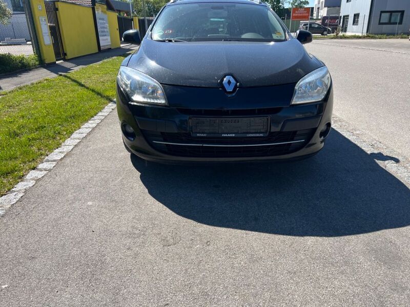 Schwarz Gebraucht 2011 Renault Mégane III Bose Edition Limousine | 1.990 € (Superpreis) - Bild 1/4