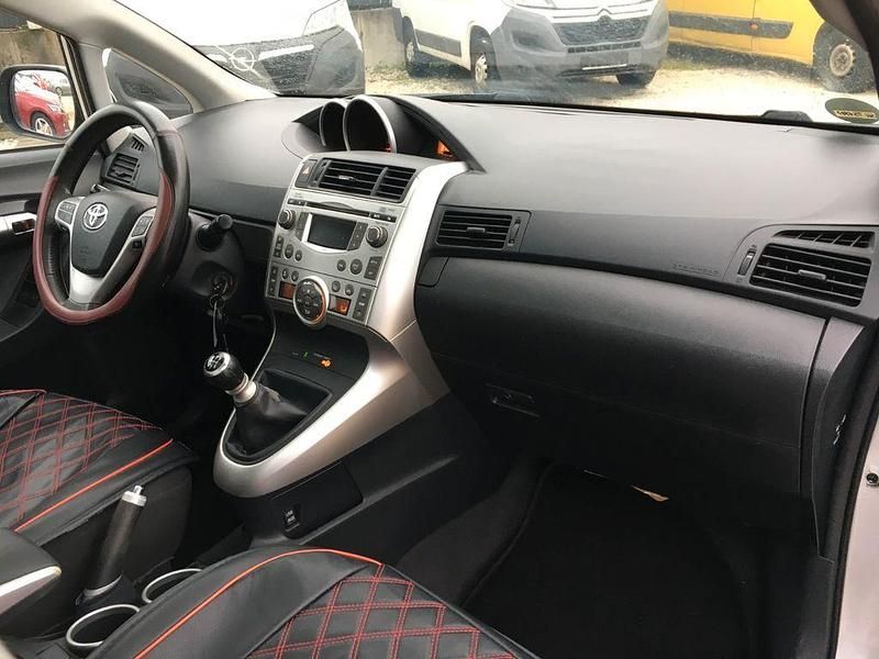 Gebraucht Toyota Verso Edition 147 PS (108 kW) 2011 Silber Van / Kleinbus