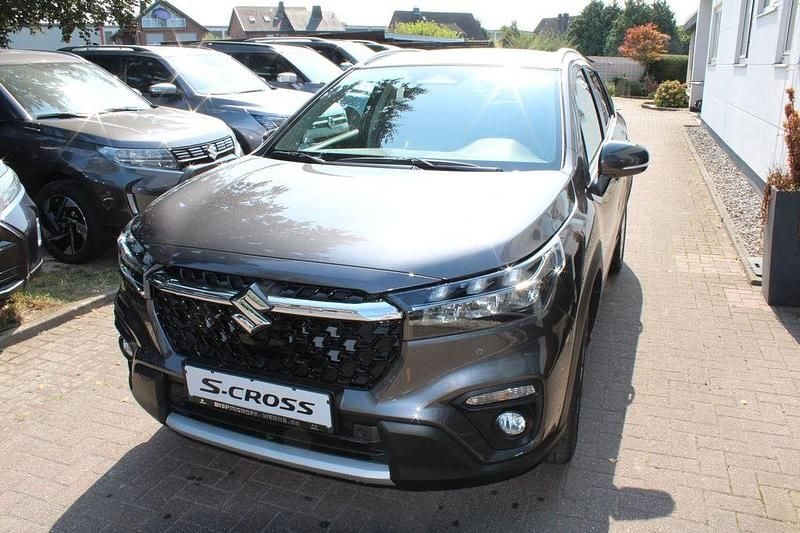 Grau Neu 2025 Suzuki SX4 S-Cross Comfort SUV | 28.990 € (Teuer) - Bild 1/4