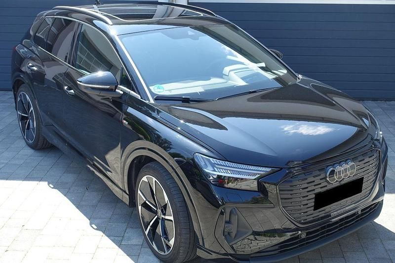 Mythosschwarz Gebraucht 2023 Audi Q4 e-tron S-Line SUV | 47.900 € - Bild 1/4