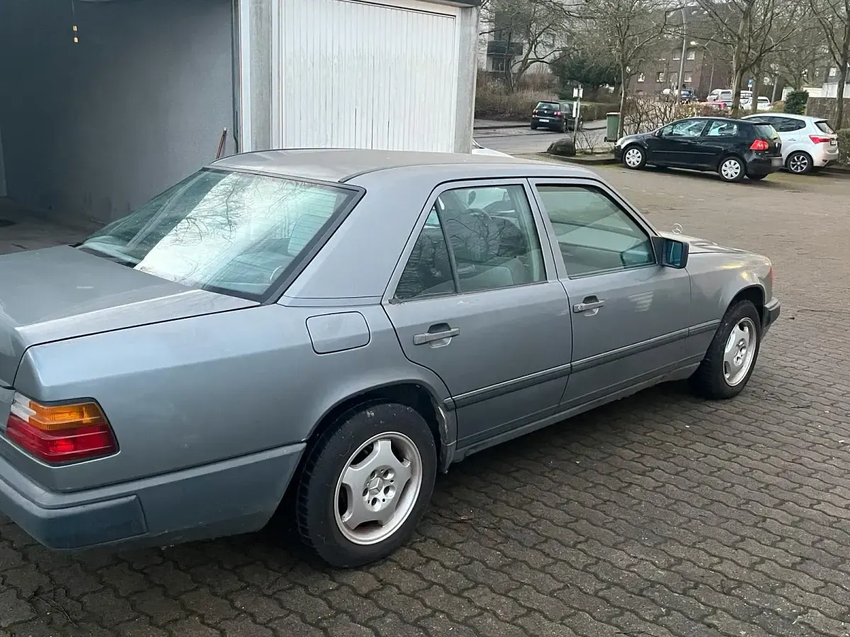 Gebraucht Mercedes E230 132 PS (97 kW) 1987 Silber Limousine