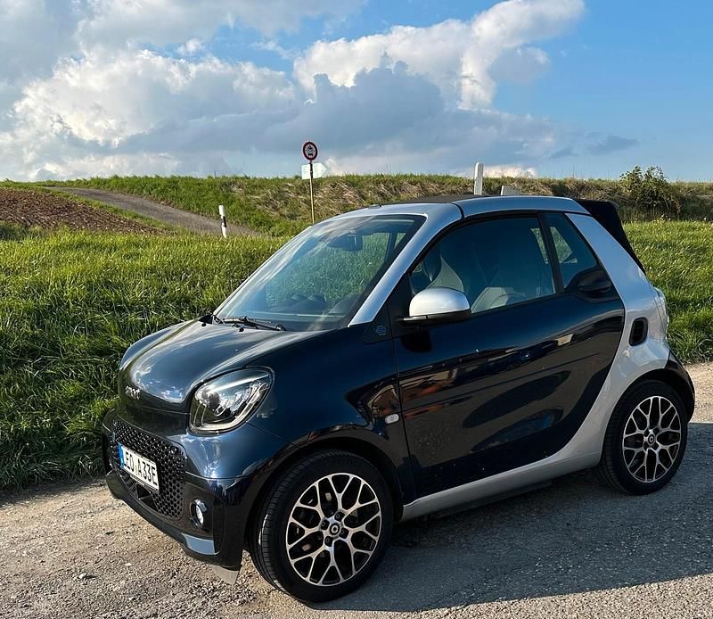 Blau Gebraucht 2023 Smart ForTwo Electric Drive Pulse Cabrio | 17.999 € - Bild 1/4