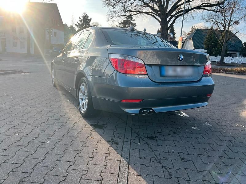 Grau Gebraucht 2006 BMW 525 Limousine | 5.600 € (Fairer Preis) - Bild 1/4