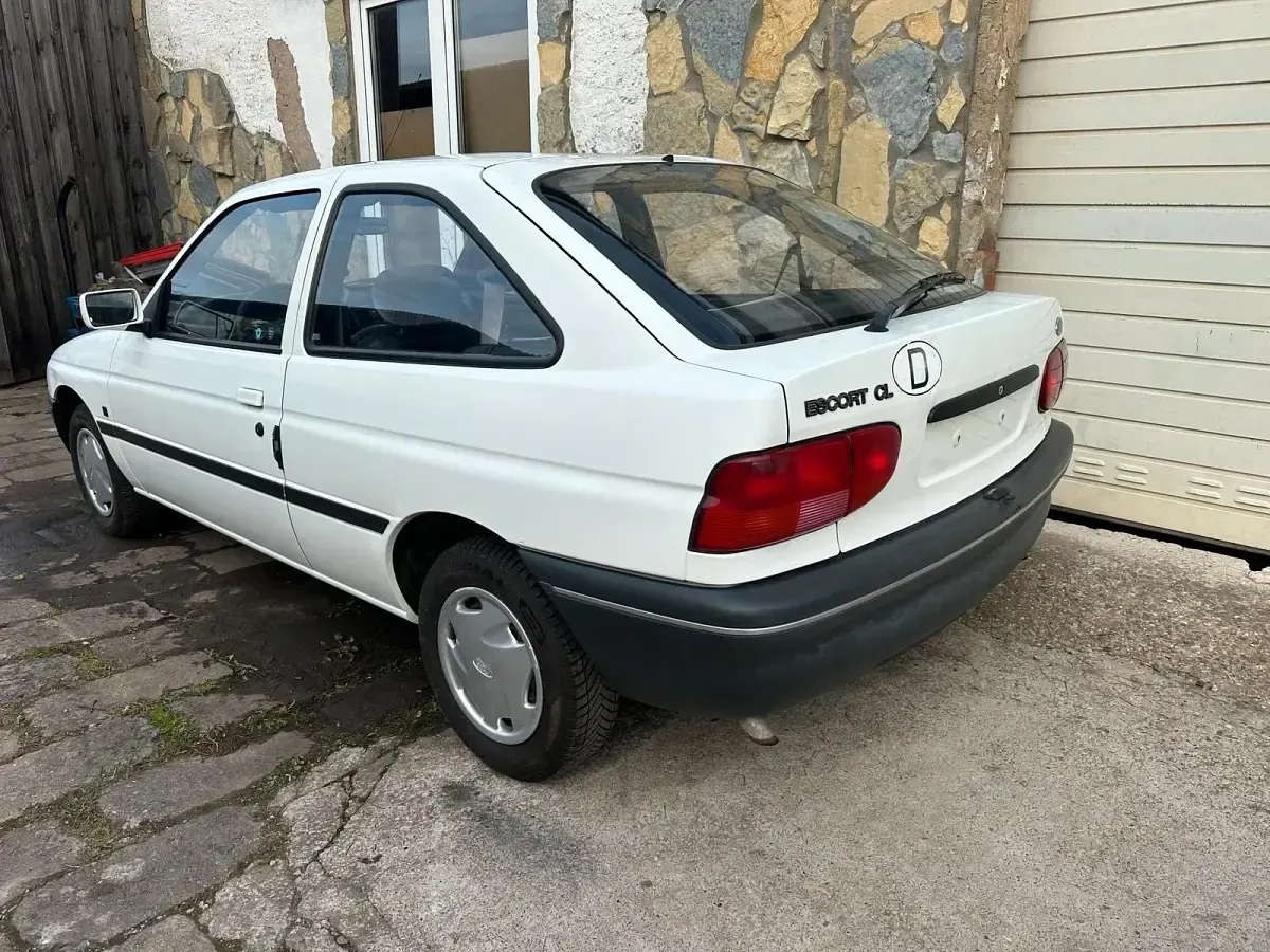 Gebraucht Ford Escort 60 PS (44 kW) 1993 Weiß Limousine