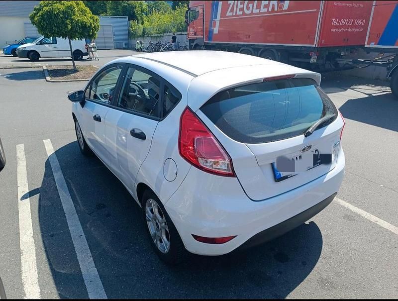 Gebraucht Ford Fiesta 60 PS (44 kW) 2015 Weiß Limousine