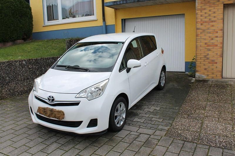 Weiß Gebraucht 2011 Toyota Verso-S Cool Van / Kleinbus | 6.900 € (Fairer Preis) - Bild 1/4