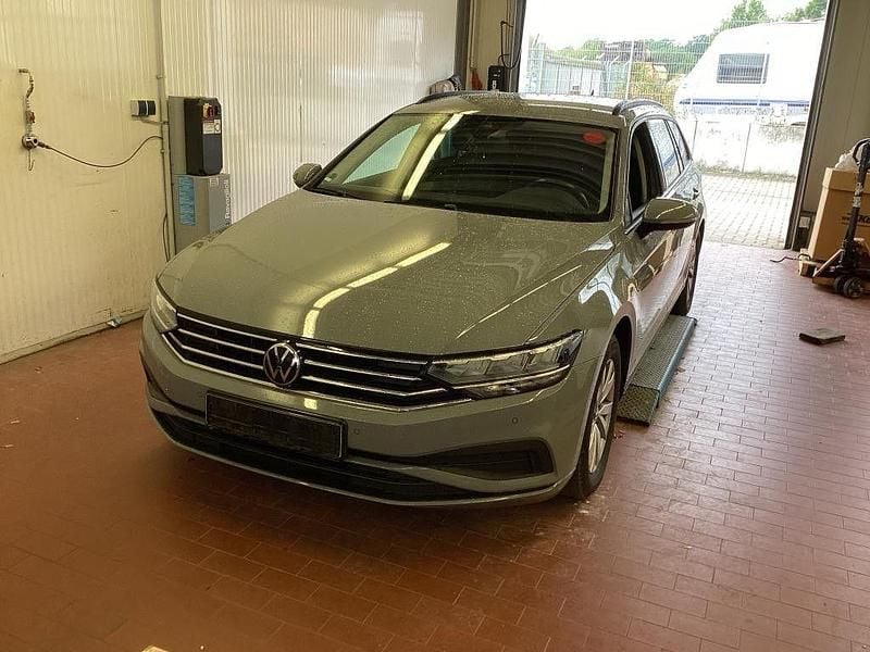 Grau Gebraucht 2022 VW Passat R Limousine | 16.690 € (Superpreis) - Bild 1/4