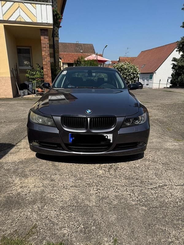 Grau Gebraucht 2005 BMW 320 Sport Line Limousine | 2.600 € (Superpreis) - Bild 1/4