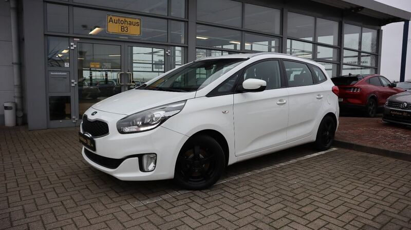 Weiß Gebraucht 2015 Kia Carens Edition 7 Van / Kleinbus | 7.997 € (Fairer Preis) - Bild 1/4