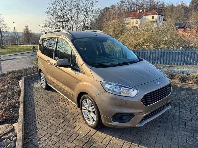 Gebraucht Ford Tourneo Courier Titanium 101 PS (74 kW) 2019 Pyritsilber metallic Van / Kleinbus