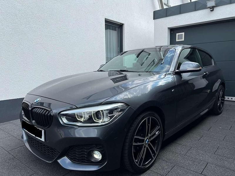 Grau Gebraucht 2018 BMW 116 M Sport Kleinwagen | 17.500 € (Teuer) - Bild 1/4