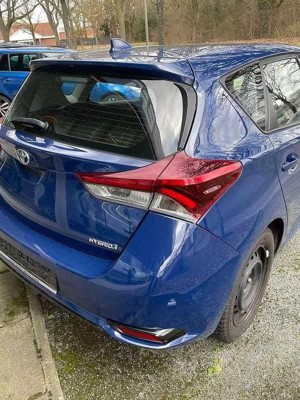 Gebraucht Toyota Auris Hybrid Cool 99 PS (72 kW) 2017 Dark blue/ solid blue Kleinwagen