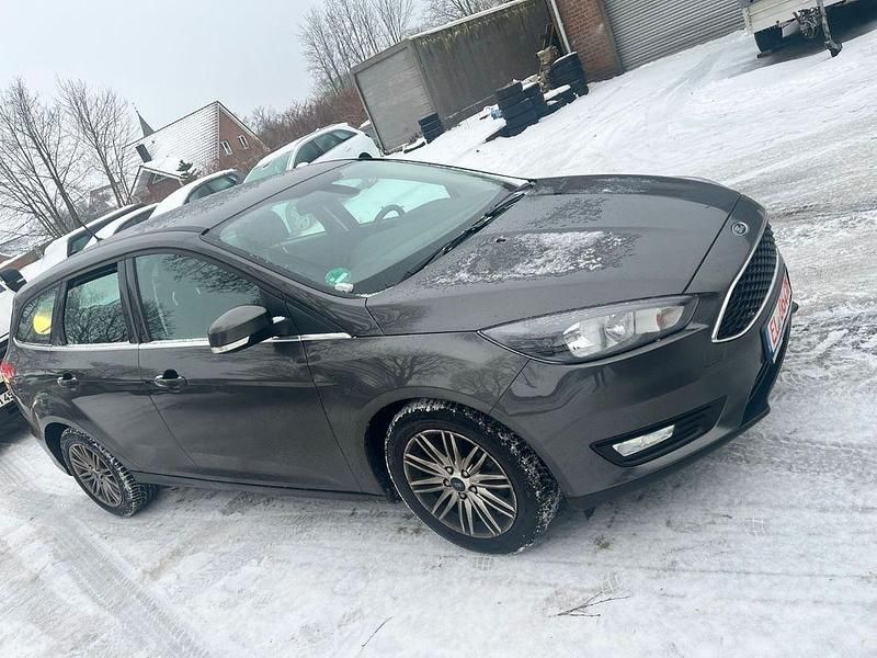 Grau Gebraucht 2018 Ford Focus Cool & Connect Limousine | 9.450 € (Superpreis) - Bild 1/4