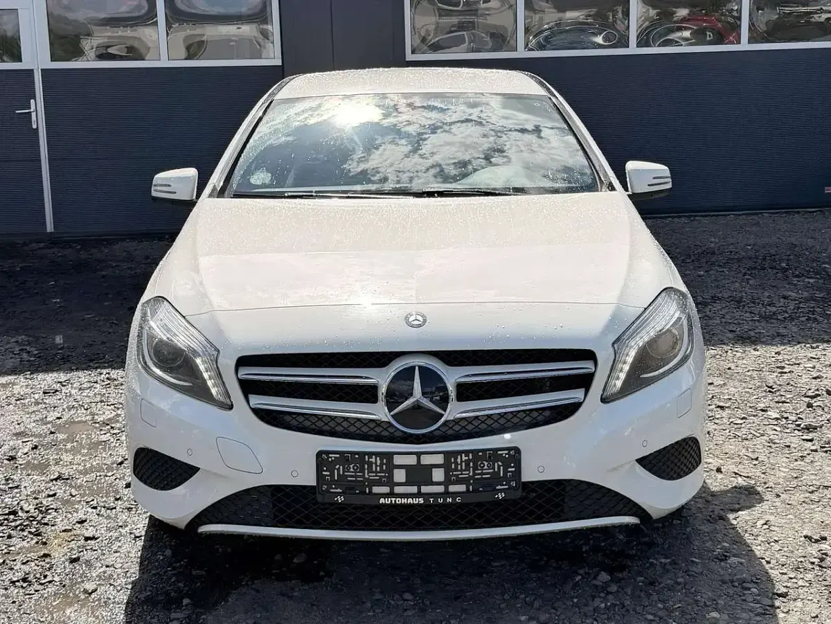 Gebraucht Mercedes A180 122 PS (89 kW) 2014 Calcitweiss  unilack Limousine