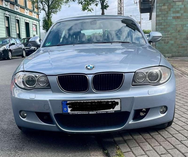 Blau Gebraucht 2011 BMW 118 Sport Line Kleinwagen | 5.900 € (Guter Preis) - Bild 1/4