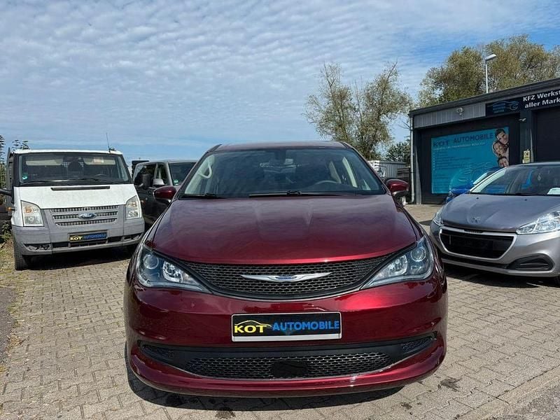 Rot Gebraucht 2022 Chrysler Voyager Van / Kleinbus | 21.499 € - Bild 1/4