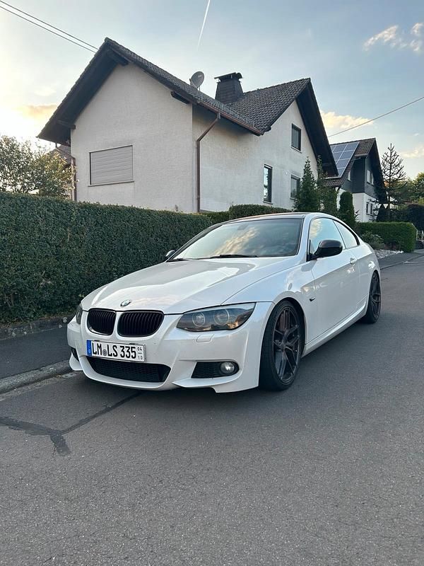 Weiß Gebraucht 2012 BMW 335 Basis Coupé | 21.900 € (Etwas zu teuer) - Bild 1/4