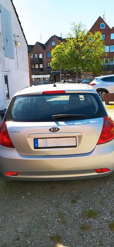 Używany Kia Ceed 109 KM (80 kW) 2008 Szary Hatchback