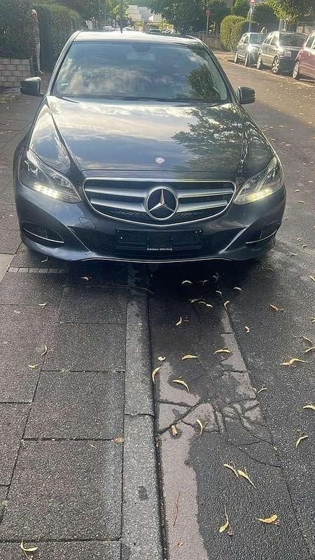 Grau Gebraucht 2014 Mercedes E200 Limousine | 12.999 € (Fairer Preis) - Bild 1/4