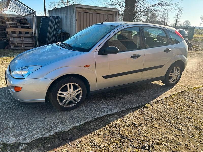 Gebraucht Ford Focus 75 PS (55 kW) 2000 Silber Limousine
