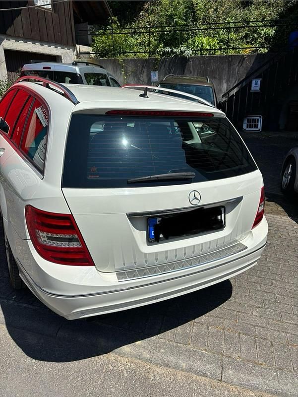 Weiß Gebraucht 2012 Mercedes C180 Limousine | 7.500 € - Bild 1/4