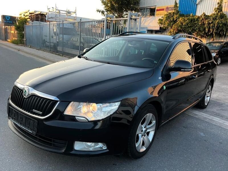 Gebraucht Skoda Superb GreenLine 105 PS (77 kW) 2011 Schwarz Kombi