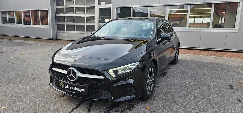Schwarz Gebraucht 2022 Mercedes A180 Limousine | 15.990 € (Superpreis) - Bild 1/4
