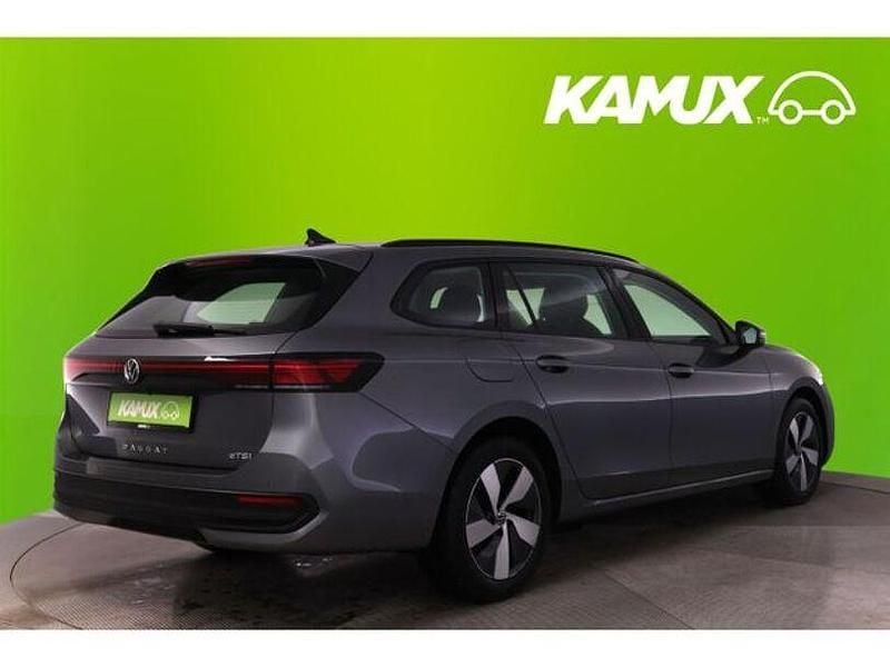 Gebraucht VW Passat 150 PS (110 kW) 2025 Platinum grey Kombi