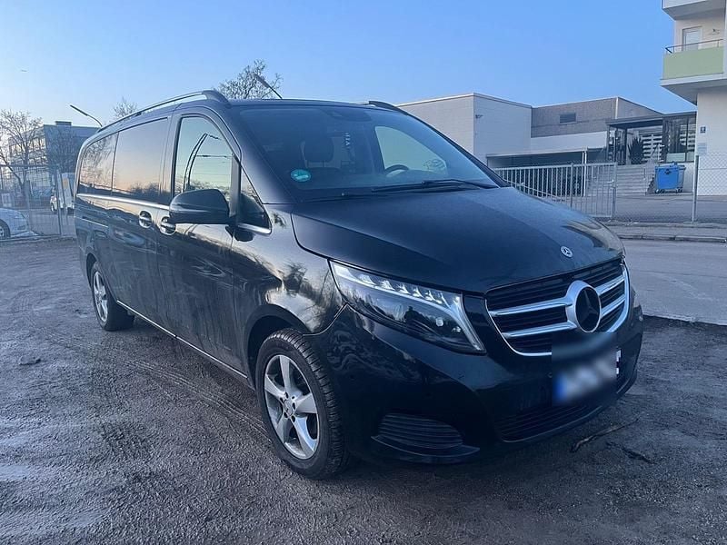 Schwarz Gebraucht 2019 Mercedes V220 Van / Kleinbus | 24.800 € - Bild 1/4