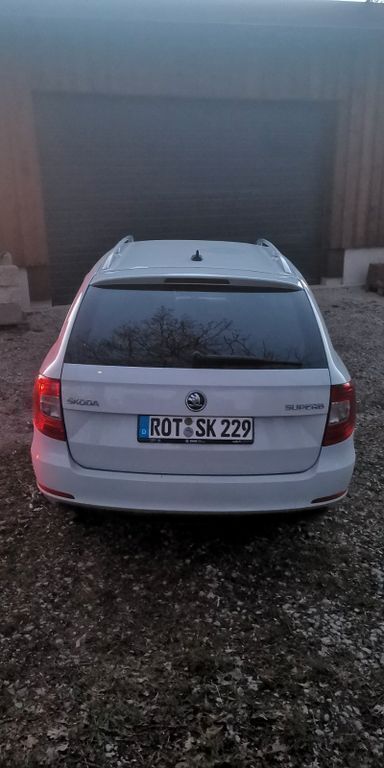 Weiß Gebraucht 2015 Skoda Superb Exclusive Kombi | 6.000 € (Superpreis) - Bild 1/4
