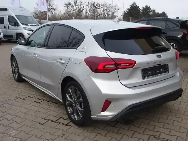 Käytetty Ford Focus ST-Line 116 HP (85 kW) 2025 Hopea Sedan
