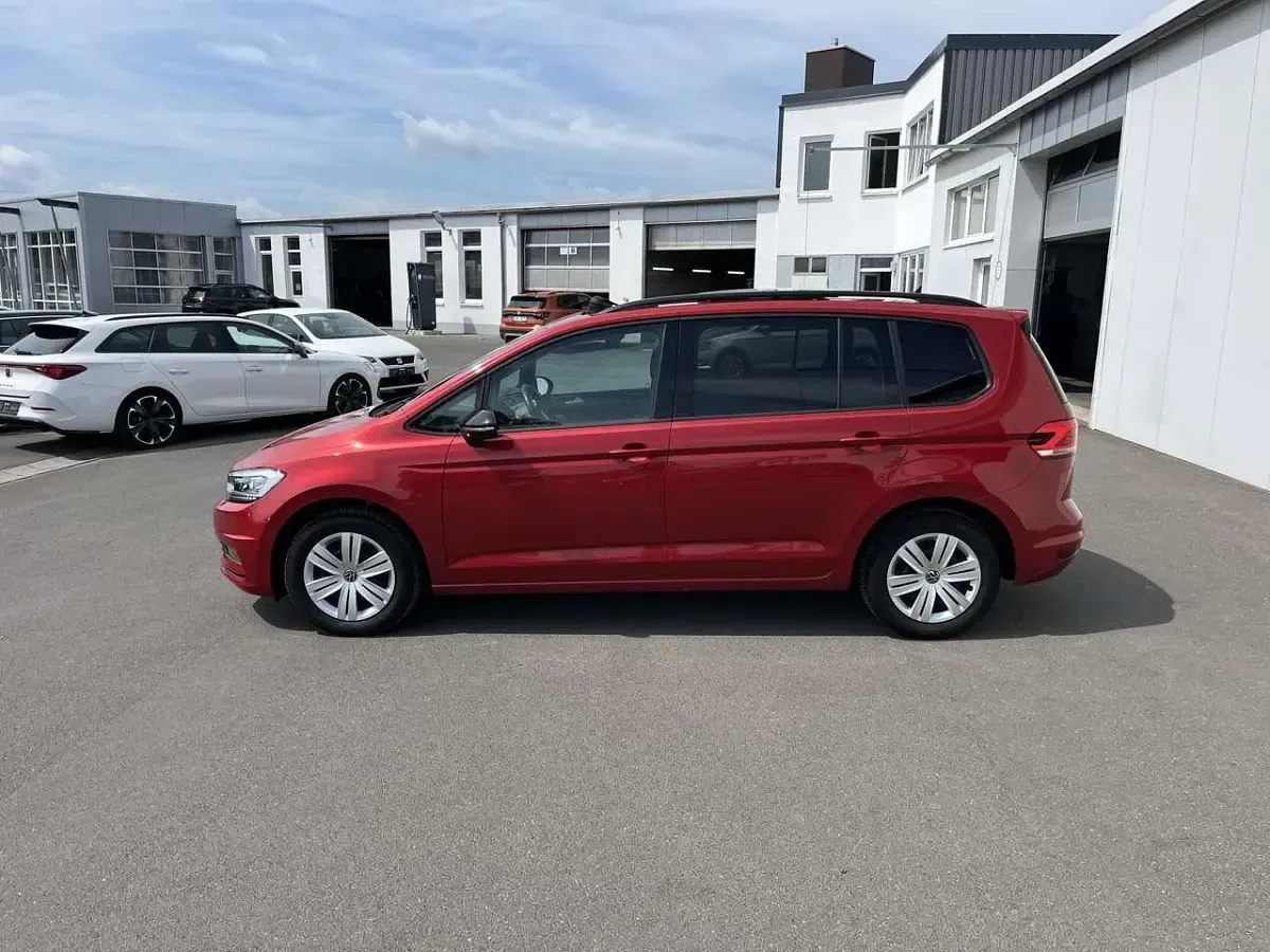 Gebraucht VW Touran Highline 150 PS (110 kW) 2022 Rot Van / Kleinbus