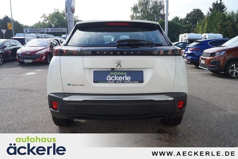Gebraucht Peugeot e-2008 Active 100 kW (136 PS) 2022 Lack weiss perlglänzend/typ au SUV