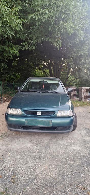 Grün Gebraucht 1999 Seat Ibiza Basis Limousine | 750 € (Guter Preis) - Bild 1/4